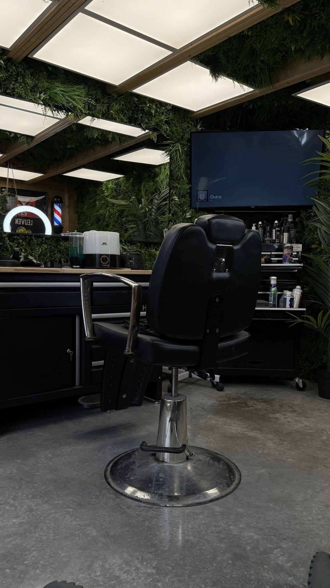 Interieur van CIS3AUX Barbershop met moderne inrichting